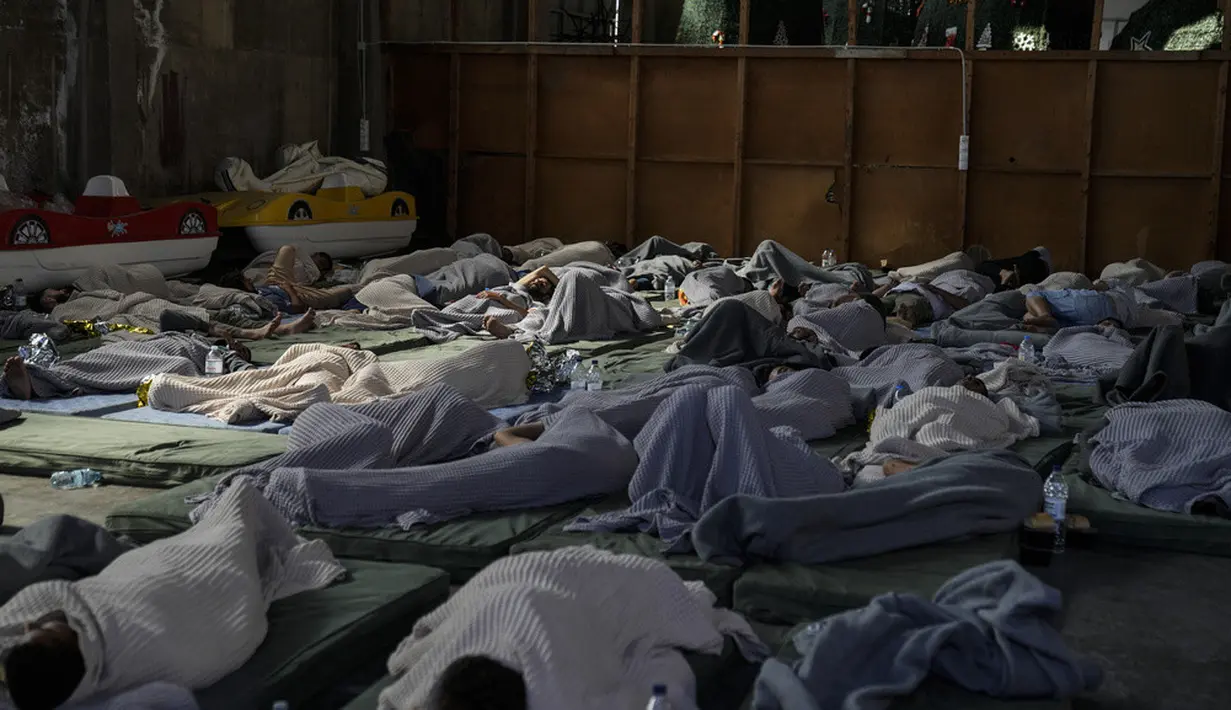 <p>Badan imigrasi PBB memperkirakan 400 orang, sementara Yunani menolak berspekulasi tentang jumlah penumpang. (AP Photos/Thanassis Stavrakis)</p>