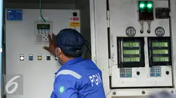 Petugas melakukan kontrol mesin pengisian gas mobile refueling unit (MRU) di kawasan Waduk Pluit, Jakarta, Selasa (16/2/2016). PT Perusahaan Gas Negara (PGN) berencana membangun 60 unit SPBG hingga 2019. (Liputan6.com/Yoppy Renato)