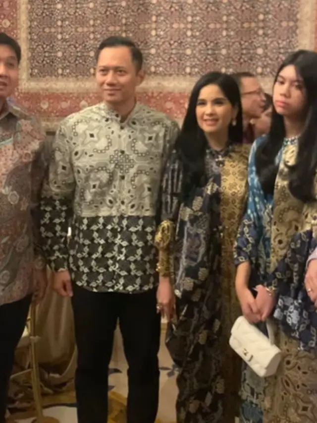 Penampilan Kembar Annisa Pohan dan Almira Saat di Halal Bihalal, Terlihat Elegan dengan Dress Batik dan Tas Puluhan Juta