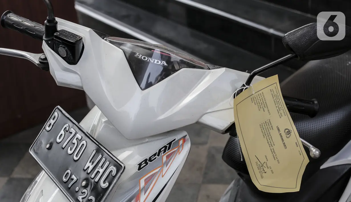 Barang bukti kasus meninggalnya editor Metro TV Yodi Prabowo diperlihatkan di Polda Metro Jaya, Sabtu (25/7/2020). Dari sejumlah fakta yang ditemukan, polisi menyimpulkan editor Metro TV Yodi Prabowo meninggal karena bunuh diri. (Liputan6.com/Johan Tallo)