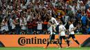 Bek Jerman, Shkodran Mustafi (kiri) melakukan selebrasi usai mencetak gol ke gawang Ukraina di kualifkasi grup C Piala Eropa 2016 di stadion Stade Pierre-Mauroy, Perancis, (12/6). Jerman menang atas Ukraina dengan skor 2-0. (REUTERS/Gonzalo Fuentes)
