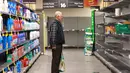 Warga lanjut usia (lansia) berbelanja di pasar swalayan Woolworths di Canberra, Australia, 17 Maret 2020. Mulai Selasa (17/3), sejak pukul 07.00 hingga 08.00, pelanggan yang rentan akan dapat membeli kebutuhan mereka, sebelum para pembeli lain memborong habis barang-barang . (Xinhua/Chu Chen)