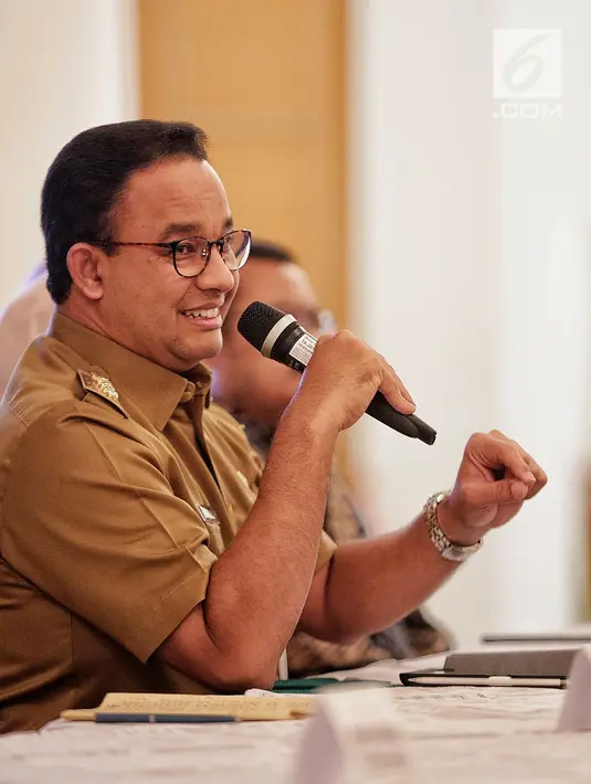 Gubernur DKI Jakarta Anies Baswedan memberi keterangan terkait pengambilalihan pengelolaan air di Gedung Balai Kota Jakarta, Senin (11/2). Pemprov DKI akan segera mengambil alih pengelolaan air dari pihak swasta. (Liputan6.com/Faizal Fanani)