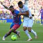 Memphis Depay berebut bola dengan Casemiro di El Clasico Barcelona vs Real Madrid di Camp Nou (AFP)
