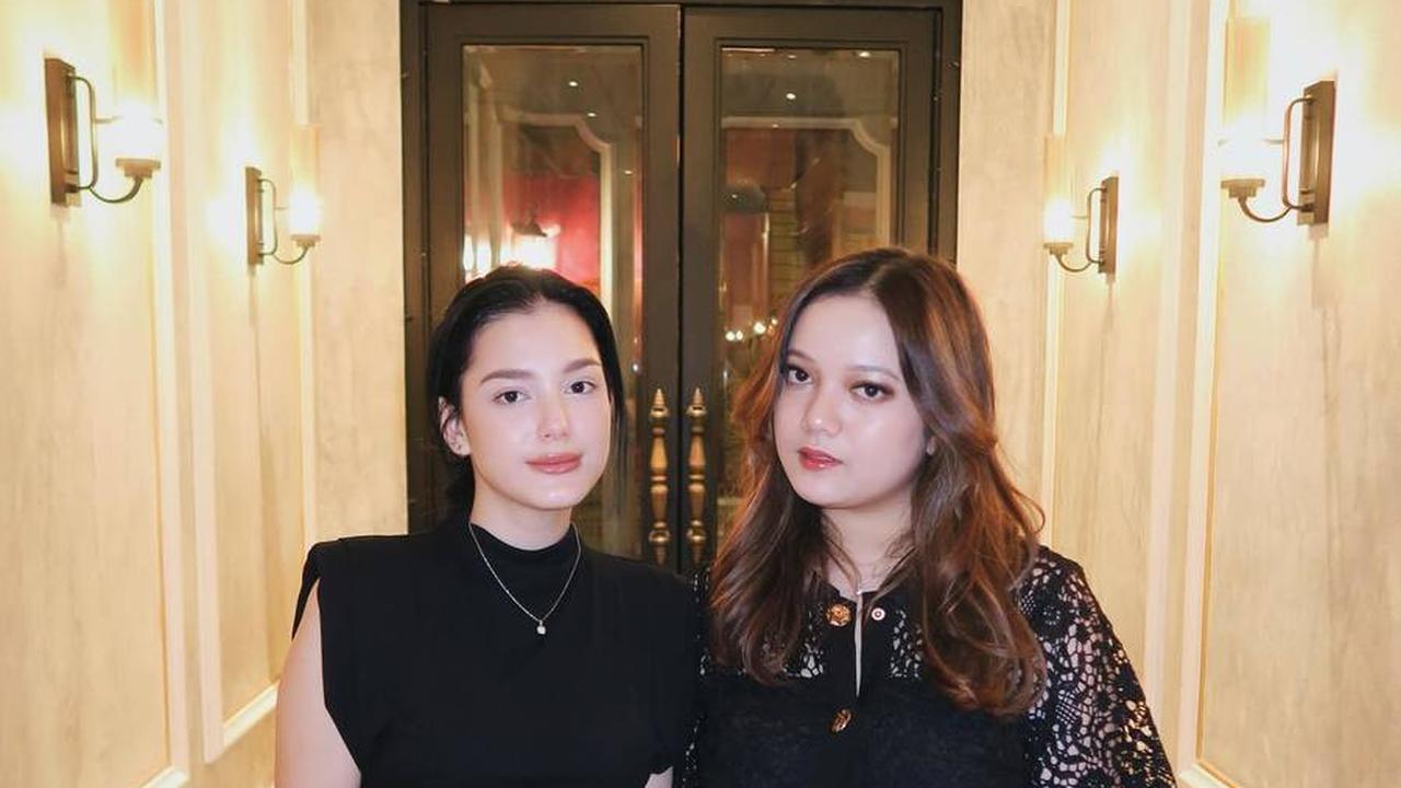 Tampil Dengan Mini Dress Hitam