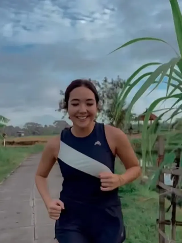 Gisella Anastasia berlari di persawahan (Instagram/gisel_la)