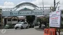 Sejumlah kendaraan melintasi perlintasan kereta api di kawasan Bintaro, Jakarta, Minggu (19/3). Per 1 April arus lalu lintas akan dialihkan karena ada proyek pembangunan fly over Binatro. (Liputan6.com/Helmi Afandi)