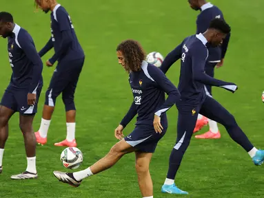 Para pemain Prancis termasuk gelandang Matteo Guendouzi (tengah) mengambil bagian dalam sesi latihan pada 9 Oktober 2024. (FRANCK FIFE/AFP)