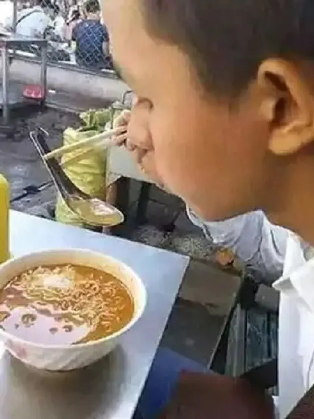 6 Cara Makan Pakai Sumpit Ini Kelewat Nyeleneh, Kocak