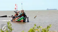 Nelayan beraktivitas di sekitar perairan Serang, Banten, Rabu (27/4). Reklamasi Teluk Jakarta bisa mengakibatkan kerusakan lingkungan seperti abrasi serta kerusakan ekosistem mangrove. (Liputan6.com/Helmi Afandi)
