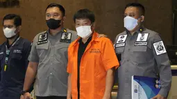 Petugas Imigrasi Indonesia mengawal buronan Jepang Mitsuhiro Taniguchi yang ditangkap di pulau Sumatera pada awal Juni, sebelum dideportasi di Jakarta, Rabu (22/6/2022). Deportasi dilakukan karena Mitsuhiro diduga dapat membahayakan keamanan dan ketertiban umum atau tidak menghormati dan menaati peraturan perundang-undangan. (AP Photo/Dita Alangkara)