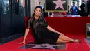 Aktris Eva Longoria berpose dekat bintang Hollywood Walk of Fame miliknya saat acara penghargaan di Los Angeles, Senin (16/4). Aktris serial TV 'Desperate Housewives' itu merupakan penerima bintang ke-2.634 di kategori Televisi (Willy Sanjuan/Invision/AP)