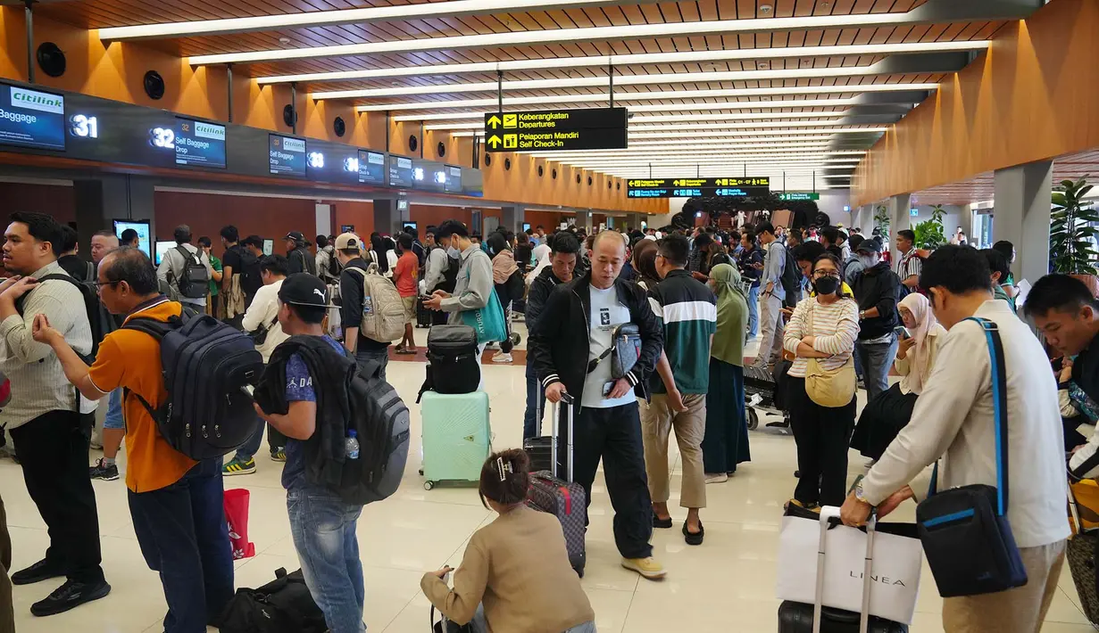 Calon penumpang  mengantri untuk check in di Bandara Internasional Soekarno-Hatta di Tangerang, Indonesia, Minggu, 6 September 2026. (AP Photo/Tatan Syuflana)