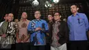 Ketum PAN Zulkifli Hasan memberi keterangan di kediaman Presiden ke-6 Susilo Bambang Yudhoyono di Puri Cikeas, Bogor, Kamis (22/9). Dalam rapat konsolidasi empat partai itu belum ada satu pun nama yang diputuskan. (Liputan6.com/Gempur M Surya)