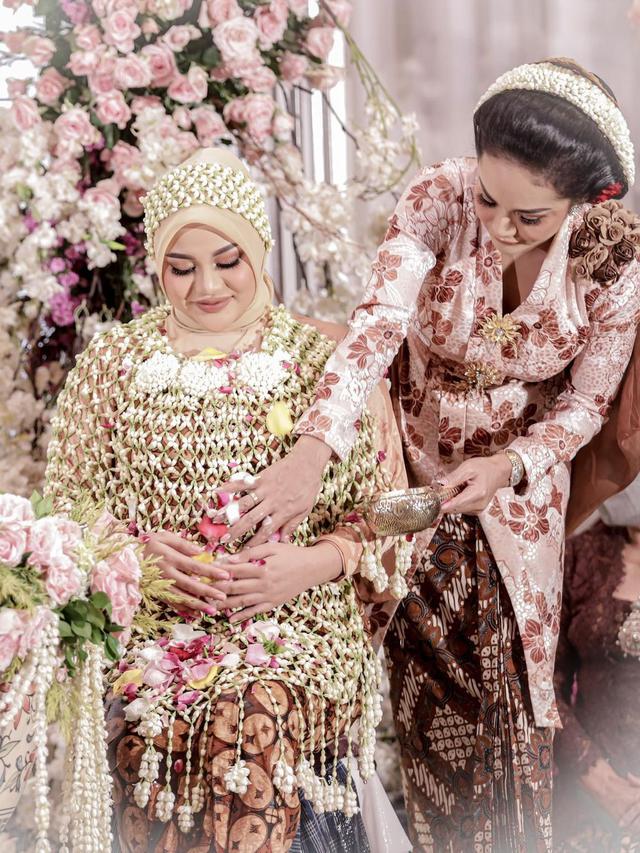 <span>7 Bulan Kehamilan Aurel Hermansyah (Sumber: Instagram/krisdayantilemos)</span>