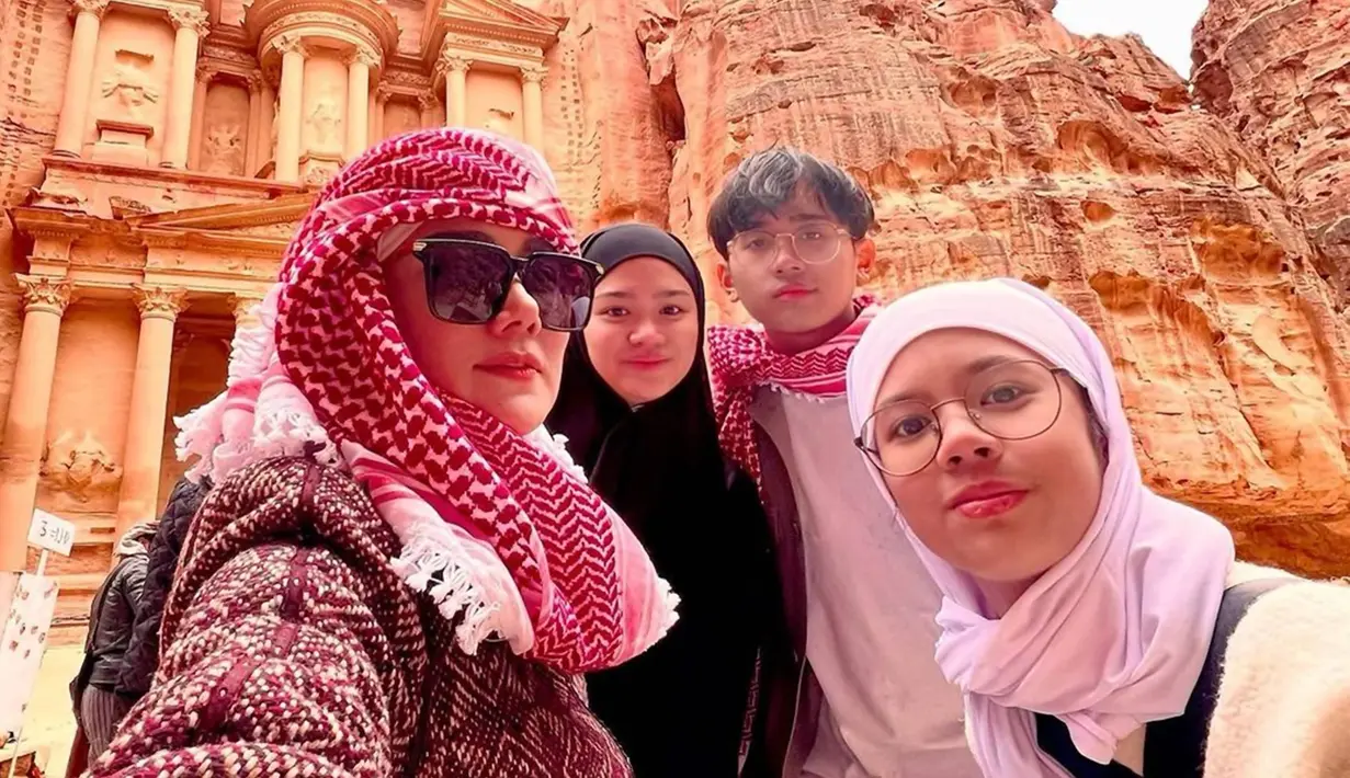 Dalam unggahan Instagramnya, Mulan Jameela pun mengabadikan momen saat berada di Petra, Yordania. Dalam potretnya ia ditemani bersama kedua putri dan seorang putranya. Nampak bahwa Mulan bersama kedua buah hatinya pun mengenakan hijab. (Liputan6.com/IG/mulanjameela1)