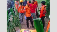Evakuasi jenazah wanita dalam karung (Fauzan/Liputan6.com)