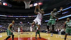 Pebasket Washington Wizards, Bradley Beal, berusaha memasukan bola saat pertandingan melawan Boston Celtics pada Gim 3 semifinal Wilayah Timur di Verizon Center, Washington, Kamis (4/5/2017). Washington Wizard menang 116-89. (AP/Andrew Harnik)