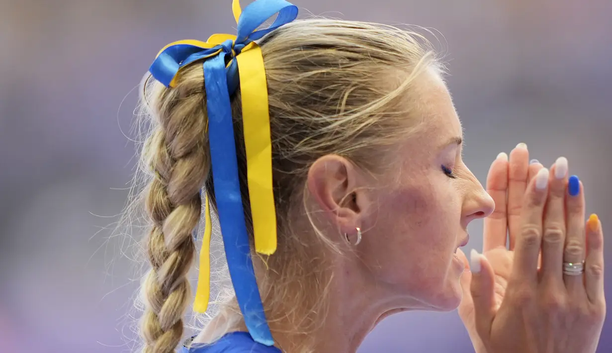 Pelari Ukraina Anna Ryzhykova bersiap untuk memulai babak heat repechage lari gawang 400 meter putri limpiade Paris 2024 di Saint-Denis, Senin, 5 Agustus 2024. (AP Photo/Martin Meissner)