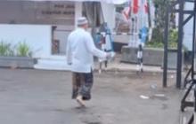 Sosok Pria Paruh Baya Pakain Putih Taburi Air dari Botol saat Ricuh Demo Pati