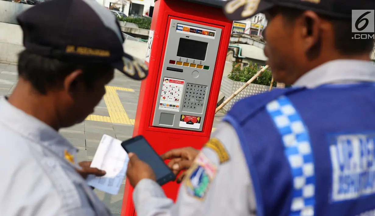 Petugas mengoperasikan mesin parkir meter di kawasan Kota Tua, Jakarta, Rabu (18/7). Sebanyak 13 Terminal Parkir Elektronik (TPE) dipasang di kawasan tersebut guna mengantisipasi membludaknya kendaraan yang parkir. (Liputan6.com/Immanuel Antonius)