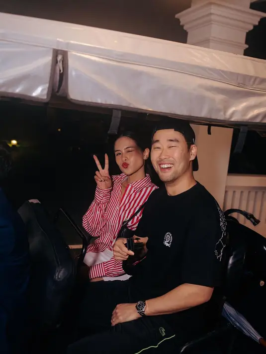 Terbaru, keduanya terlihat dengan gaya super bucin mengenakan outfit tennis. Potret yang diunggah Maudy dan Jesse seolah jadi foto post wedding. [@maudyayunda]