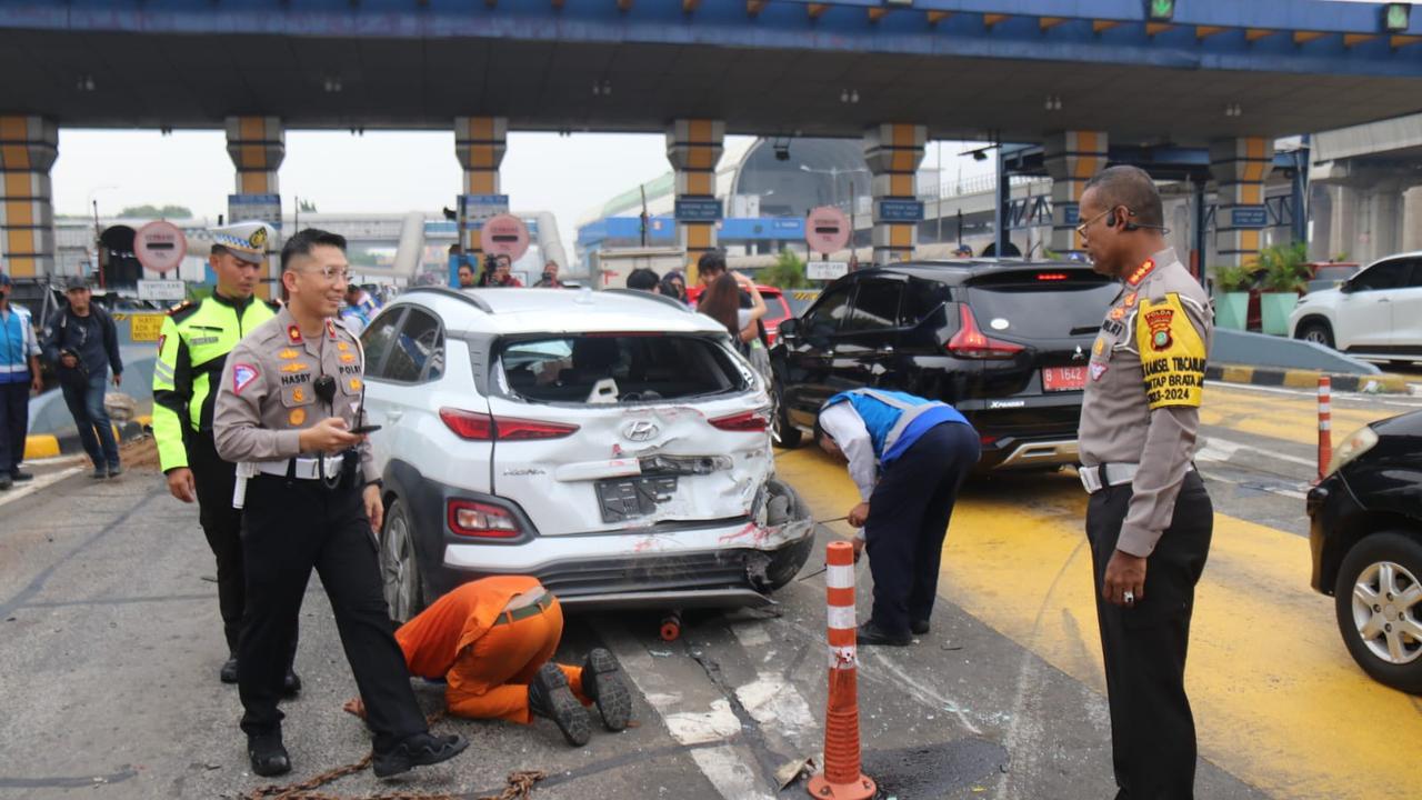 Nasib 4 Korban Kecelakaan Gerbang Tol Halim, 1 Alami Pendarahan Otak dan 3 Lainnya Hanya Luka Ringan Sudah Boleh Pulang (Liputan6.com/Ady Anugrahadi).