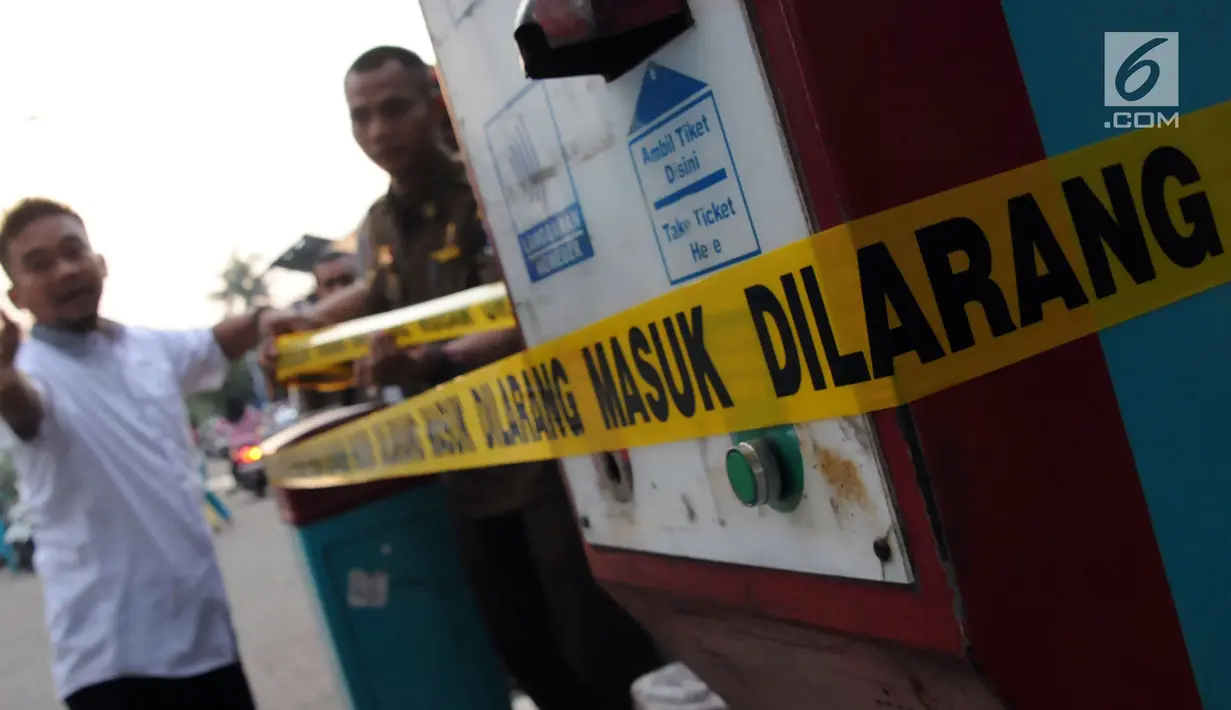 Penyidik Pegawai Negeri Sipil (PPNS) bersama Satpol PP menyegel lahan parkir RSUD Kota Tangsel di Pamulang, Rabu (11/4). Lahan parkir yang dikelola pihak swasta itu disegel karena tidak membayar pajak parkir selama tiga tahun. (Merdeka.com/Arie Basuki)