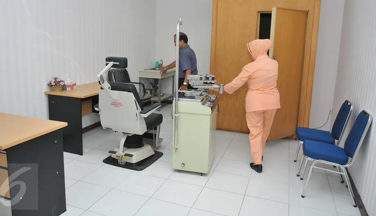 Suasana ruang pemeriksaan di poli THT RSAL Mintohardjo, Jakarta, Rabu (21/9). KPUD DKI memilih RSAL Mintohardjo sebagai tempat uji kesehatan calon gubernur dan wakil gubernur di Pilkada DKI Jakarta 2017. (Liputan6.com/Gempur M Surya)