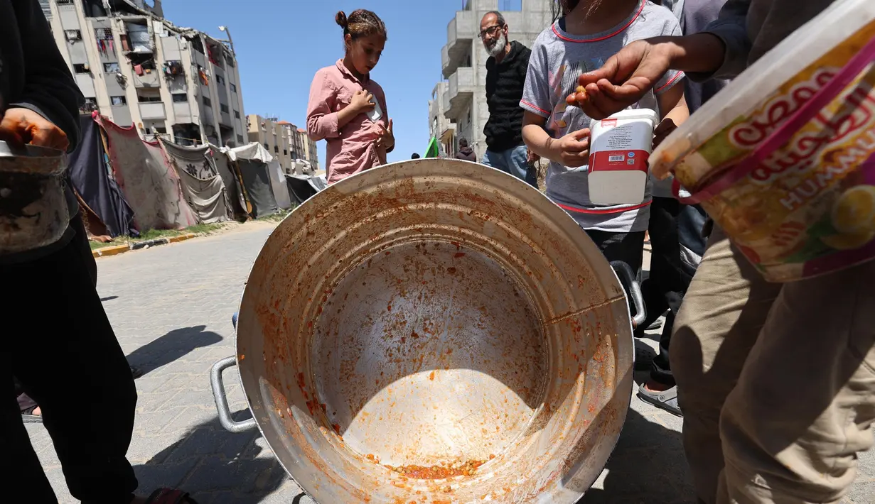 Salah satu jaringan LSM Palestina juga memperingatkan bahwa dapur umum yang masih beroperasi di Gaza hanya memiliki persediaan stok makanan untuk beberapa hari. (Eyad BABA/AFP)