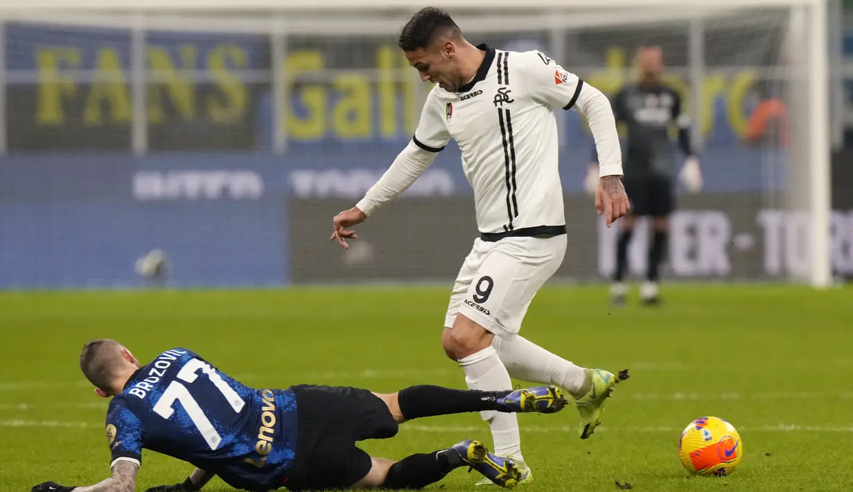 Gelandang  Inter Milan, Marcelo Brozovic berusaha merebut bola dari pemain Spezia, Rey Manaj pada pertandingan lanjutan Liga Serie A Italia di Stadion San Siro, di Milan, Italia, Kamis (2/12/2021). Inter Milan menang atas Spezia 2-0. (AP Photo/Luca Bruno)