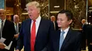 Donald Trump (kiri) dan Jack Ma saat mengadakan pertemuan di Trump Tower, New York, Senin (9/1). Ma meminta izin kepada Trump agar Alibaba dapat ekspansi produknya terutama di kawasan Midwest. (AP Photo/Evan Vucci)