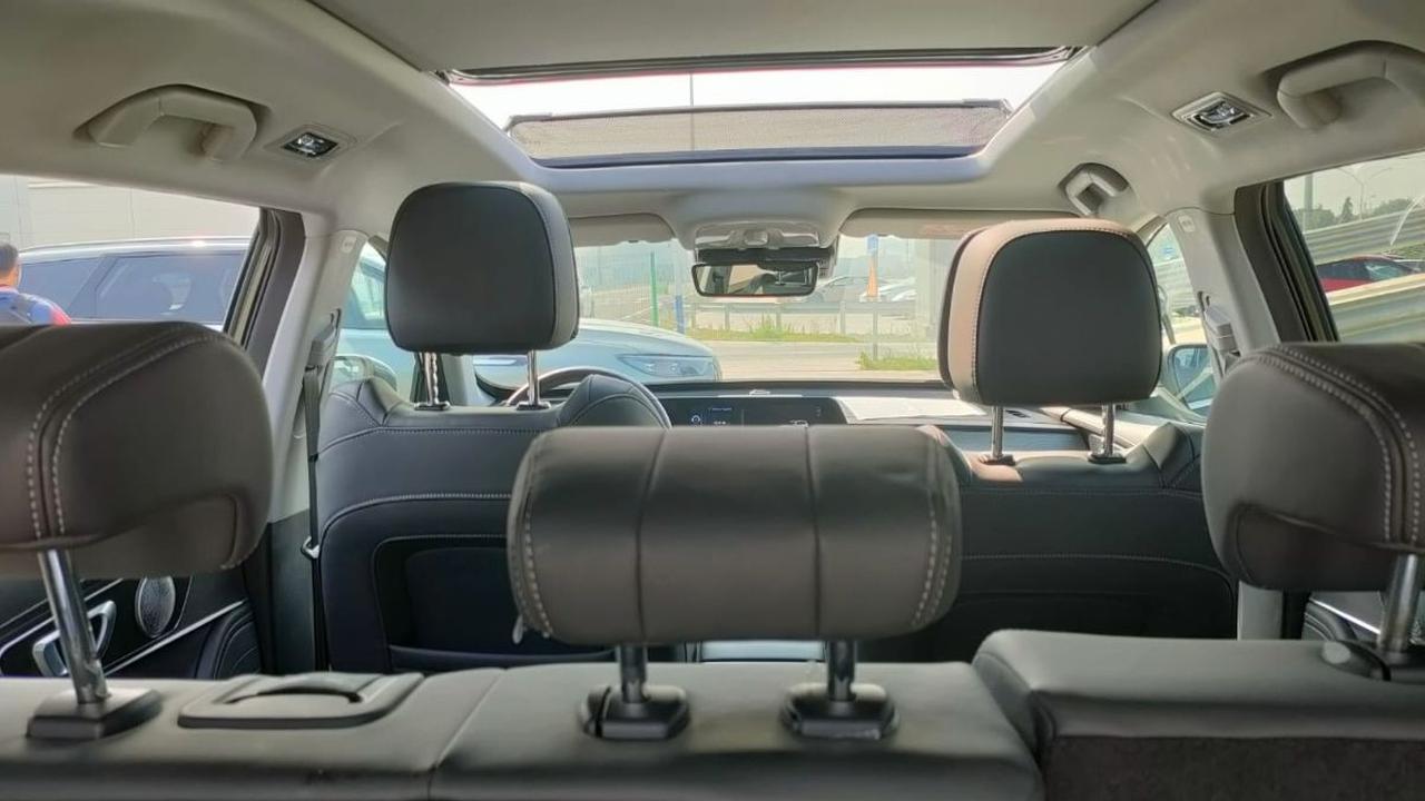 Fitur panoramic sunroof hingga baris kedua, serta sistem ADAS terkini yang menawarkan pengalaman berkendara yang utuh.
