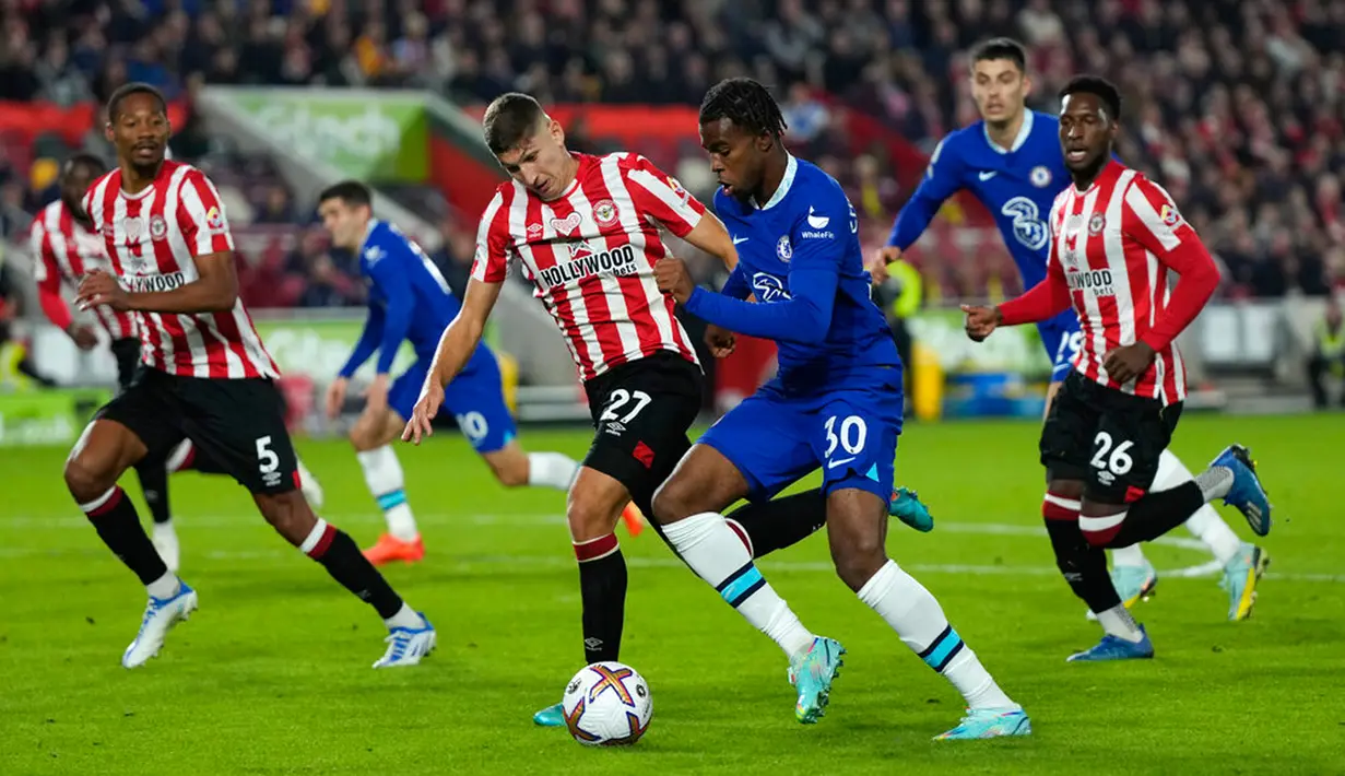 Pemain Chelsea Carney Chukwuemeka (tengah kanan) berebut bola dengan pemain Brentford Vitaly Janelt pada pertandingan sepak bola Liga Inggris di Stadion Gtech Community, London, Inggris, 19 Oktober 2022. Pertandingan berakhir imbang 0-0. (AP Photo/Alastair Grant)