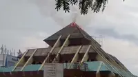 Masjid Agung Batam Center yang berlokasi di Jalan Engku Putri, Tlk Tering, Kecamatan Batam Kota, Kota Batam, terbakar, Jumat siang (13/1/2023) sekitar pukul 14.00 WIB. (Liputan6.com/ Ajang Nurdin)