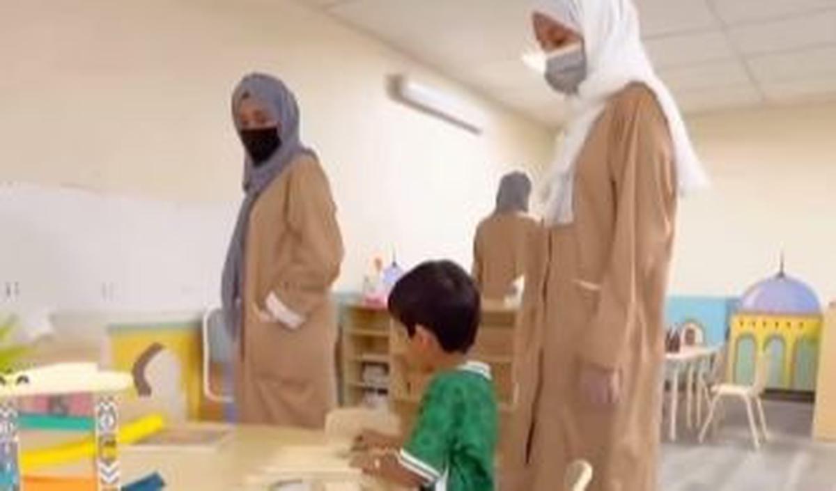Menilik ke area lebih dalam, rupanya tempat penitipan anak tersebut begitu bersih dan tertata rapi. Fasilitas yang tersedia pun nampak ramah anak.