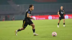 Aksi Egy Maulana Vikri saat Dewa United melawan Persija Jakarta pada BRI Liga 1 2024/2025 di Stadion Pakansari, Sabtu (8/2/2025). (Bola.com/Abdul Aziz)