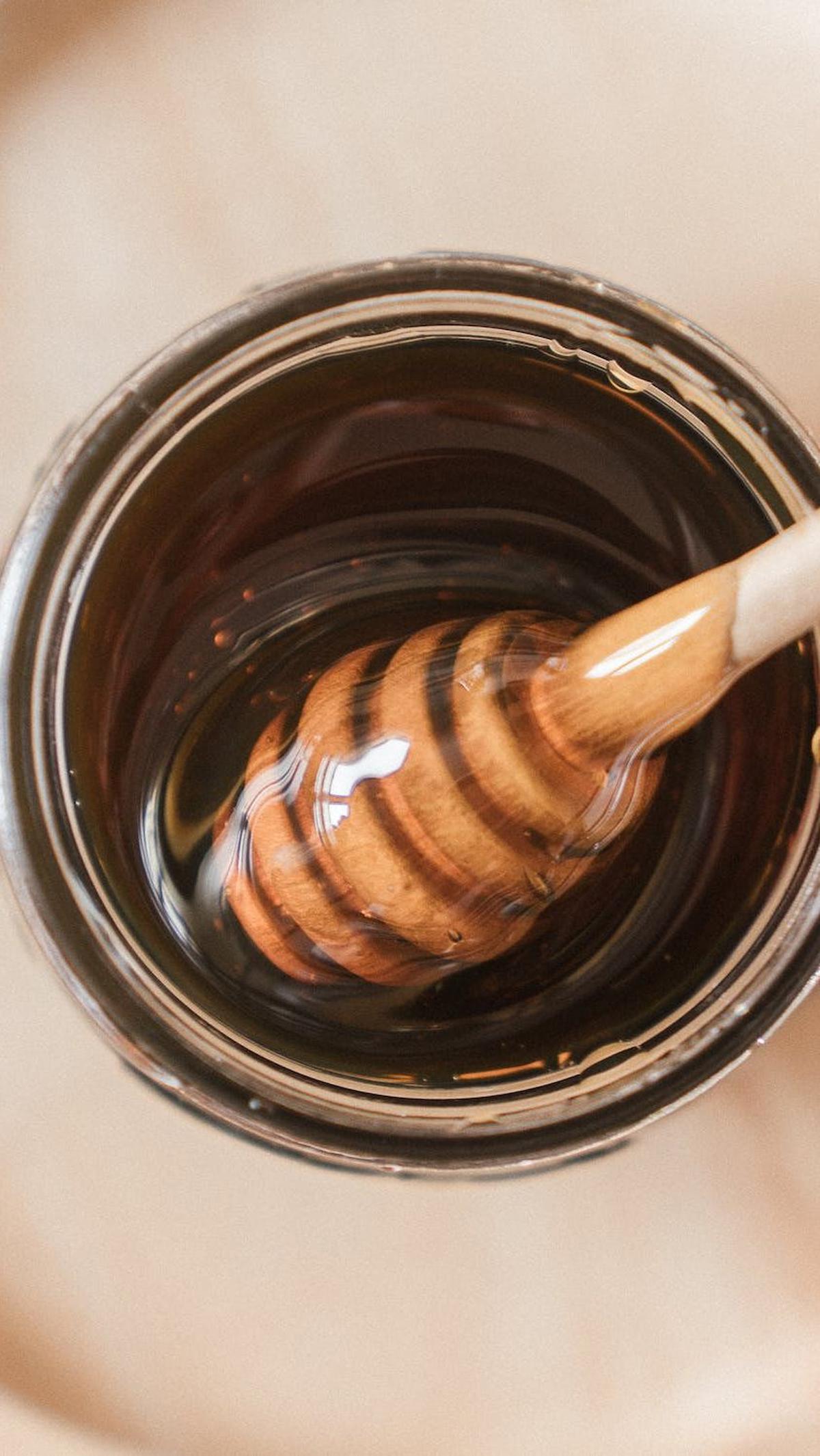 3. Madu: Kelembapan dan Kekenyalan Kulit