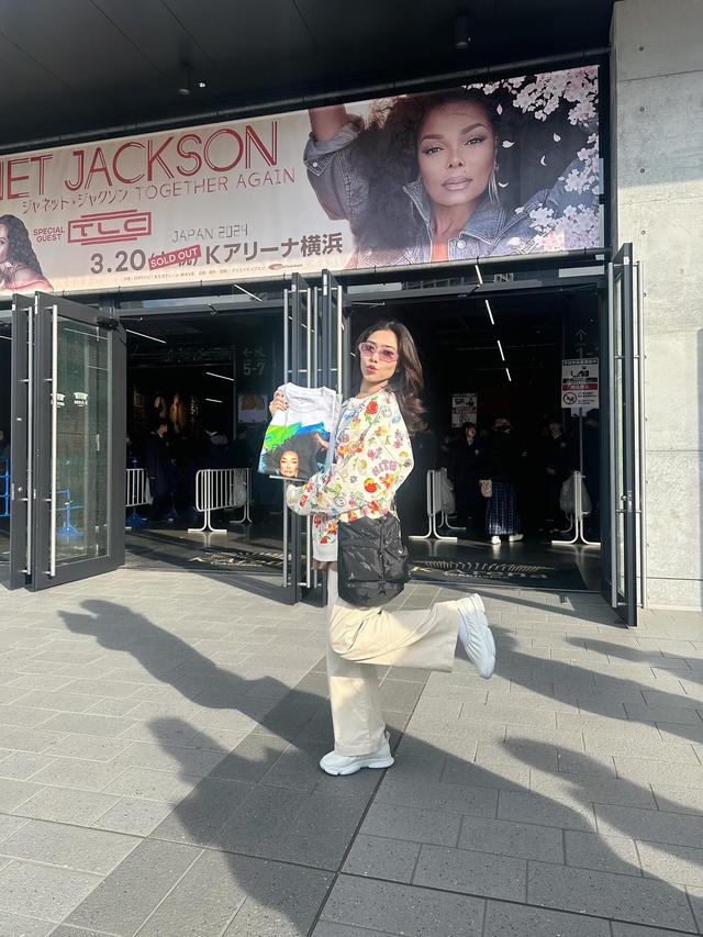 7 Potret Isyana Sarasvati dan Afgan di Jepang, Seru Main Bareng Doraemon