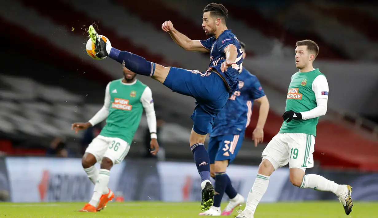 Pemain Arsenal Pablo Mari menendang bola saat melawan Rapid Wien pada pertandingan Grup B Liga Europa di Emirates Stadium, London, Inggris, Kamis (3/12/2020). Arsenal menyegel status juara Grup B Liga Europa usai menaklukkan Rapid Wien 4-1. (AP Photo/Frank Augstein)