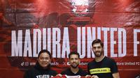 Presiden klub Madura United, Achsanul Qosasi, berfoto bersama dua pemain asing timnya, Pedro Monteiro dan Iran Junior, setelah penandatangan kontrak baru. (dok. Madura United)