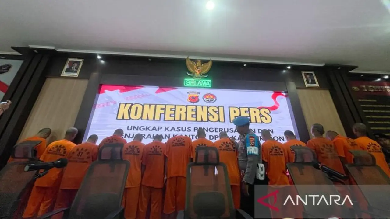 28 orang jadi tersangka penjarahan di DPRD Cirebon. Foto Antara