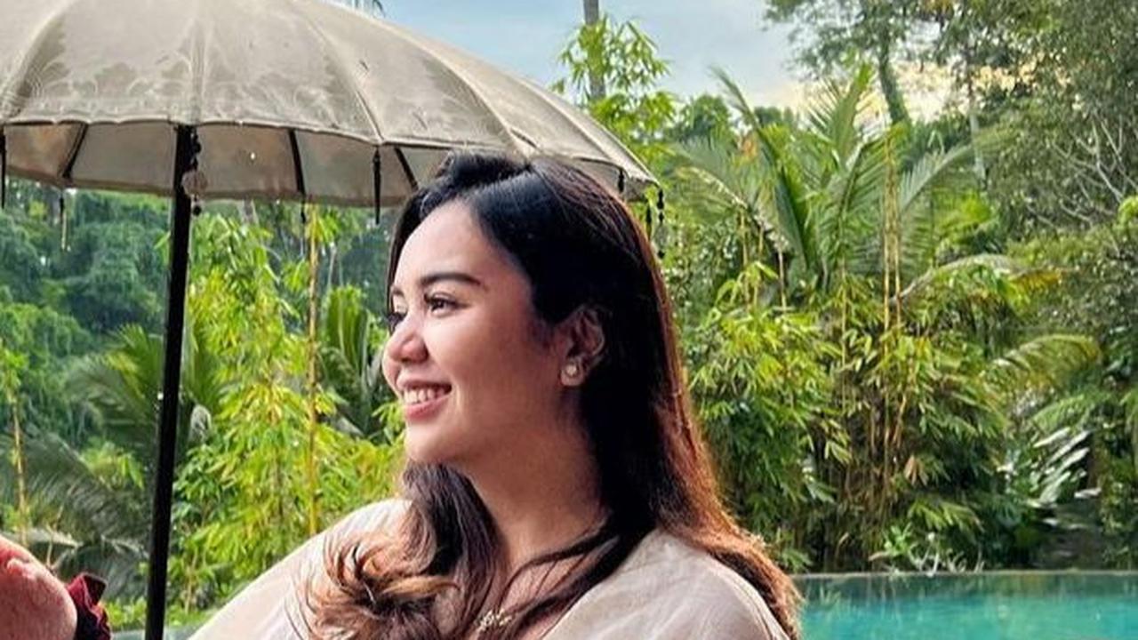 Bthari Ayeisha merupakan anak dar Jenderal TNI Dr.H . Totok Imam Santoso. Ayahnya merupakan perwira Tinggi.