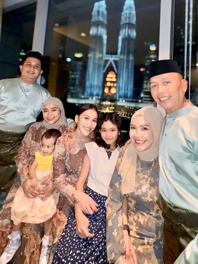 Libur Lebaran di Malaysia, Intip 6 Potret Anggun Ayu Ting Ting Menjelma jadi Wanita Melayu Dibalut Baju Kurung