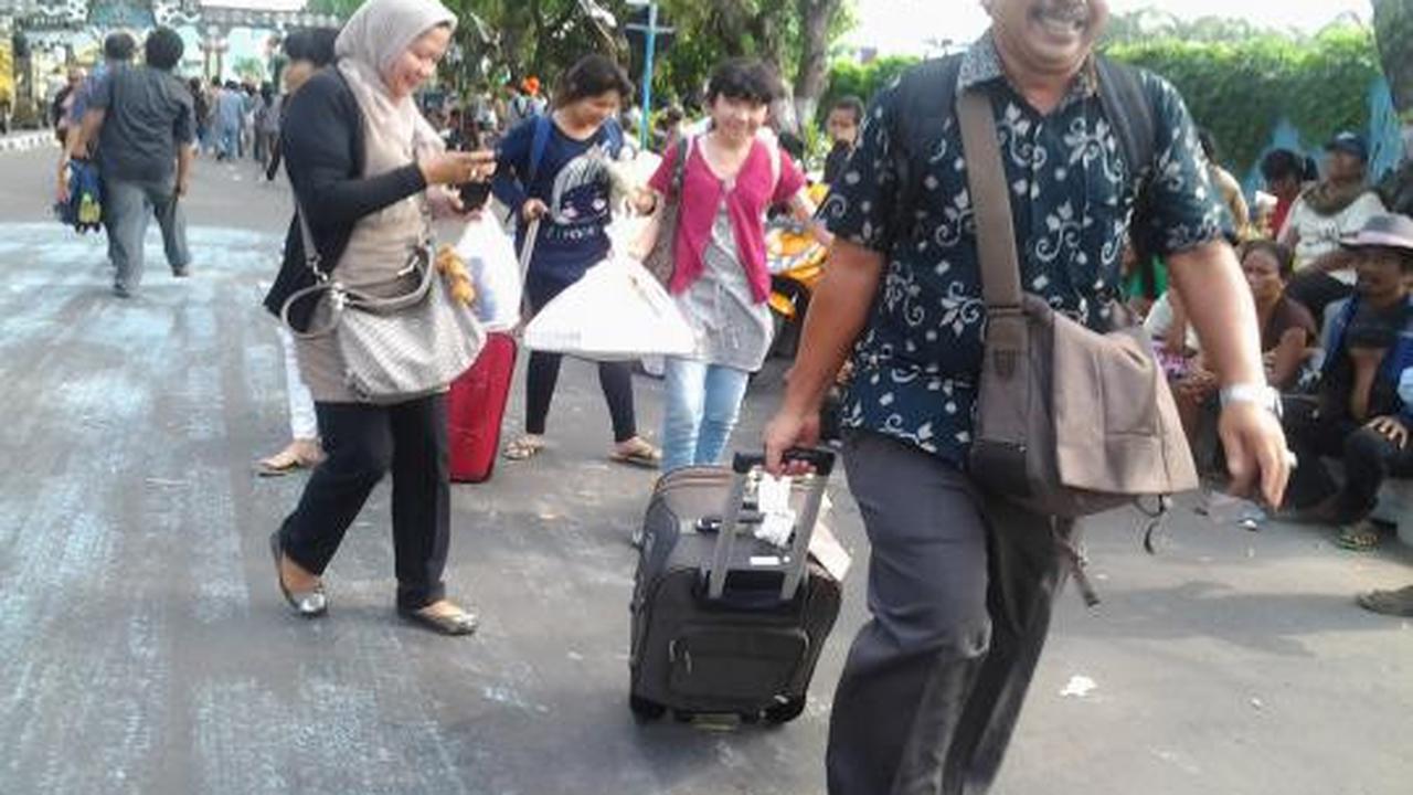 Demonstran lumpuhkan Bandara Polonia