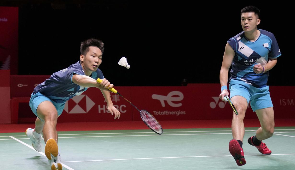 Pasangan China Taipe peraih emas Olimpiade Tokyo 2020 Lee Yang/Wang Chi-Lin kembali membuat ancaman nyata untuk Minions pada gim kedua semifinal BWF World Tour Finals 2021. (AP Photo/Dita Alangkara)