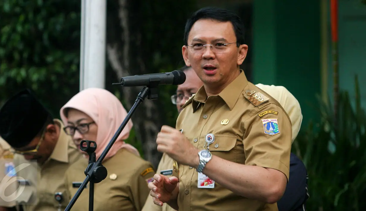 Gubernur DKI Basuki Tjahaja Purnama memberikan semangat kepada peserta Ujian Nasional (UN) di SMPN 41 Jakarta, Senin (9/5). Kedatangan Gubernur yang disapa Ahok itu guna meninjau pelaksanaan Ujian Nasional di sekolah tersebut. (Liputan6.com/Yoppy Renato)
