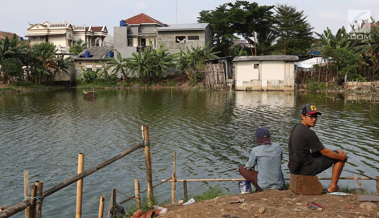Warga beraktivitas di sekitar Waduk Surilang, Pasar Rebo, Jakarta Timur, Senin (25/2). Waduk yang mengalami pendangkalan akibat lumpur yang lama tak dikeruk tersebut dikhawatirkan meluap saat musim hujan. (Liputan6.com/Immanuel Antonius)