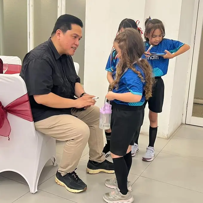 Potret Nafisha Cicit Elvy Sukaesih Jadi Pendamping Penjaga Gawang Tim Garuda Ernando Ari, hingga Minta Tanda Tangan Erick Thohir