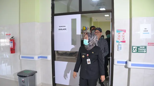 Bupati Purbalingga, Dyah Hayuning Pratiwi memantau kesiapan RS di Purbalingga menangani pandemi virus Corona Baru atau Covid-19. (Foto: Liputan6.com/Galoeh Widura)